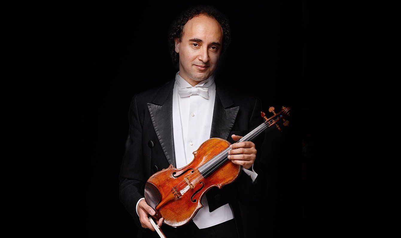 Mario Hossen in formal white tie, holding his violin